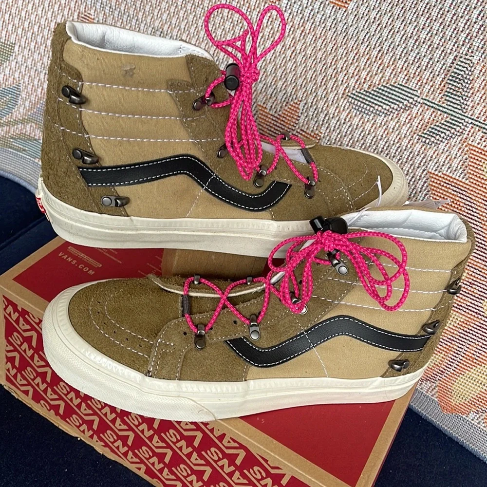 Vans WMNS Sk8-Hi Echo Dx
(Hairy Suede) Butternut/T
VNOA7Q50B75
Sneakers - Picture 11 of 16
